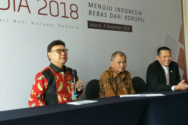 Menteri Dalam Negeri Tjahjo Kumolo, Ketua KPK Agus Rahardjo, dan Ketua DPR Bambang Soesatyo dalam konferensi pers di acara peringatan Hari Anti Korupsi Dunia di Hotel Bidakara, Selasa (4/12/2018). 