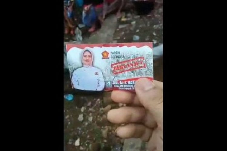 Kepala Desa Papandangan di Polewali Mandar, Sulawesi Barat, dilaporkan ke Bawaslu karena video diduga dia sedang membagi-bagikan sarung dan foto Caleg DPR RI viral.