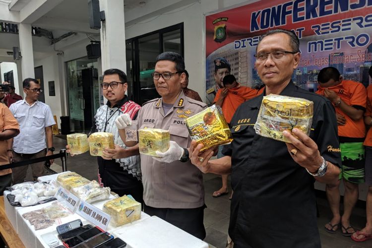 Polisi menunjukkan barang bukti 10 Kg Sabu dan 1.105 Ekstasi Jenis Baru yang di dapat Dari 5 Orang Pengedar pada Jumat (1/3/2019) di Mapolda Metro Jaya