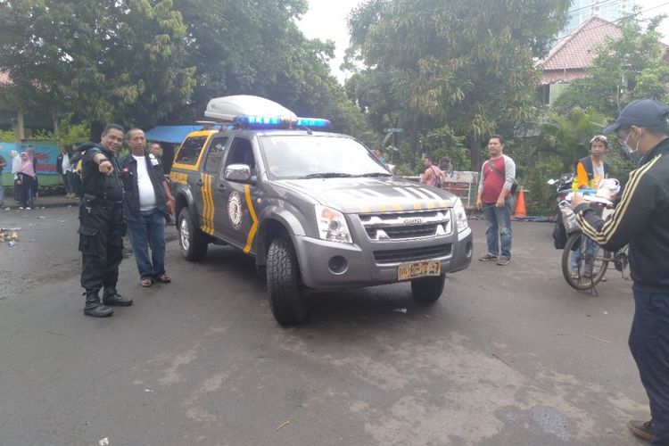 Tim Puslabfor Mabes Polri datang ke lokasi kebakaran di Pasar Blok A, Kebayoran Baru, Jakarta Selatan, Rabu (6/3/2019)