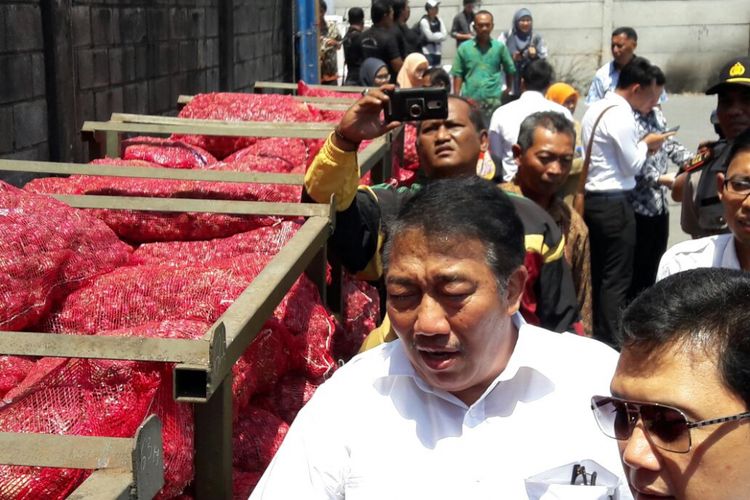 Sebanyak 9 kontainer bawang merah dilepas ke Thailand Dan Singapura