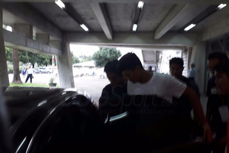 Penjaga gawang Timnas U-19 Indonesia, Muhammad Riyandi, terpaksa ditandu sebelum masuk ke mobil untuk dibawa ke hotel. Riyandi cedera dalam laga melawan Vietnam, Senin (11/9/2017).