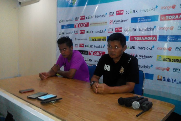 Pelatih kepala Sriwijaya FC, Hartono Ruslan bersama M Robby menjelaskan kepada awak media kemenangan di Stadion Madya Bumi Sriwijaya 