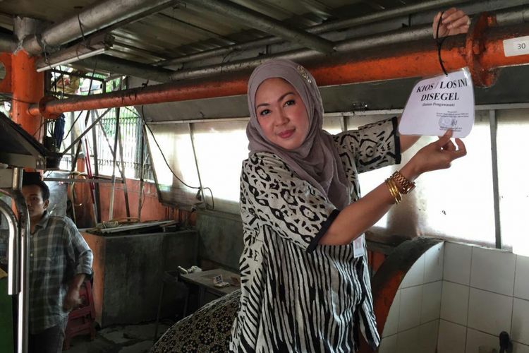 Kepala Suku Dinas Koperasi Usaha Mikro Kecil dan Menengah (Sudin KUMKM) Jakarta Selatan Shita Damayanti menyegel kios di Loksem (lokasi sementara) Blok S, Kebayoran Baru.
