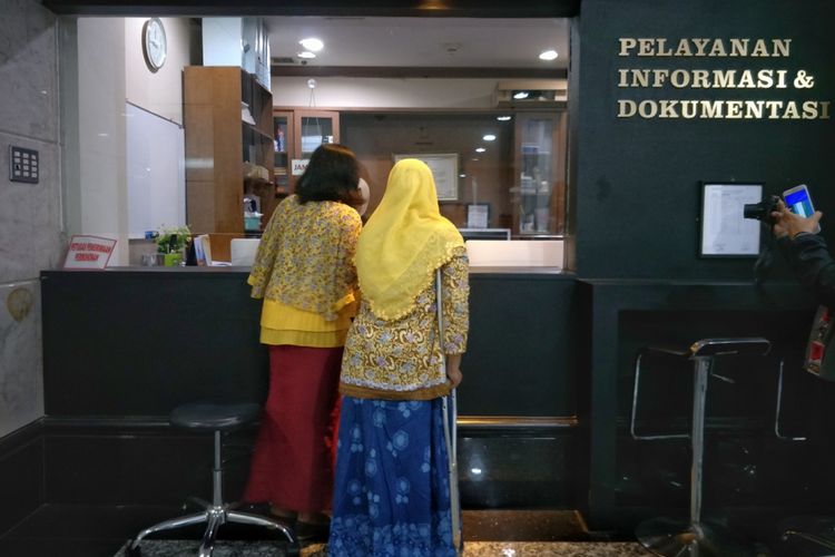 Rasminah (32) dan Maryanti (30), dua dari tiga pemohon uji materi Pasal 7 ayat (1) Undang-Undang Nomor 1 Tahun 1974 Tentang Perkawinan menyerahkan surat protes kepada Mahkamah Konstitusi pada Senin (18/12/2017).  Pasalnya sejak permohonan didaftarkan pada 20 April 2017, para pemohon belum mendapat kepastian mengenai kelanjutan proses persidangan. 