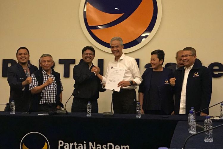 Sekjen Nasdem Jhonny Plate saat menyerahkan SK dukungan Pilkada Jawa Tengah pada Ganjar Pranowo di Kantor DPP Nasdem, Menteng, Jakarta Pusat, Minggu (7/1/2018).