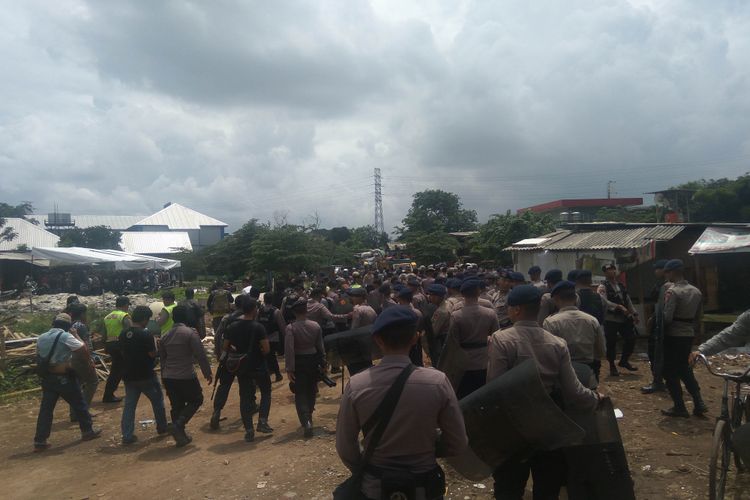 Polisi amankan eksekusi tanah di Pulogadung, Jakarta Timur, Senin (29/1/2018)