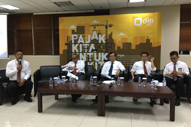 Suasana Media Briefing di kantor pusat Direktorat Jenderal Pajak (DJP) Kementerian Keuangan pada Senin (5/3/2018) malam. Direktur Jenderal Pajak Robert Pakpahan memberi penjelasan tentang dua aturan baru, yakni cara lain menghitung omzet wajib pajak serta tentang warisan yang belum dibagi.