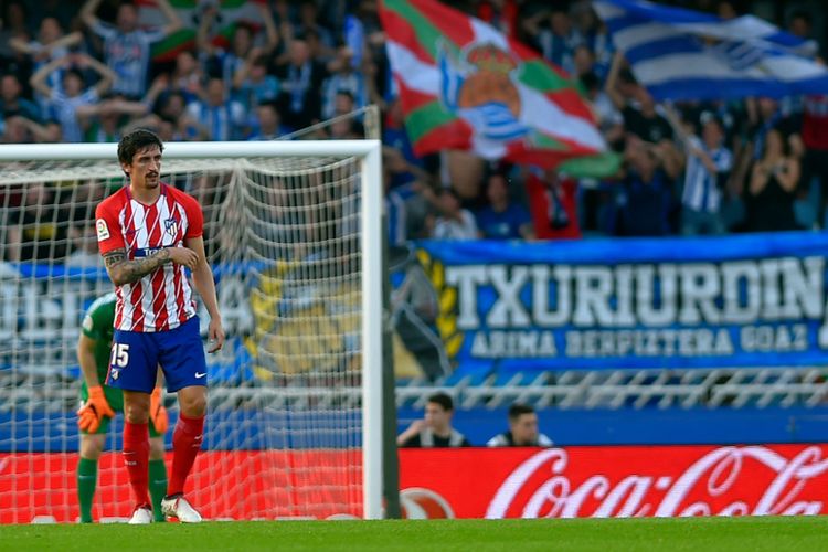 Bek Atletico Madrid, Stefan Savic, tampak kecewa setelah timnya kalah telak dari Real Sociedad di Stadion Anoeta, Kamis (19/4/2018). 