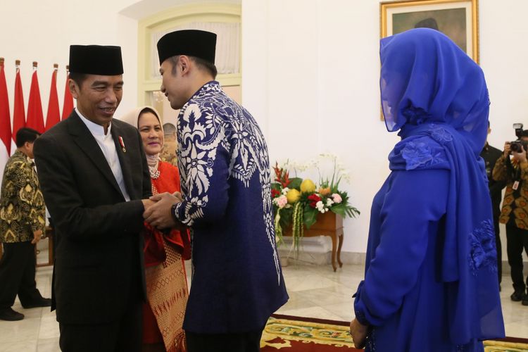 Presiden Joko Widodo saat bersalaman dengan Ketua Kogasma Partai Demokrat Agus Harimurti Yudhoyono saat halalbihalal di Istana Presiden Bogor, Jumat (15/6/2018).