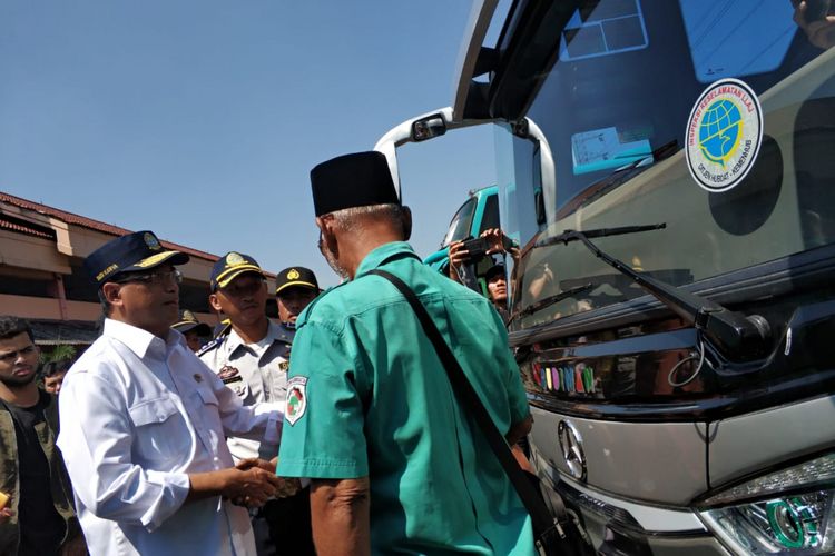 Menteri Perhubungan Budi Karya Sumadi meninjau Terminal Kamoung Rambutan, Jakarta Timur, Selasa (19/6/2018)