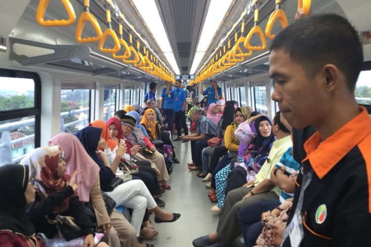 Para penumpang LRT Palembang.
