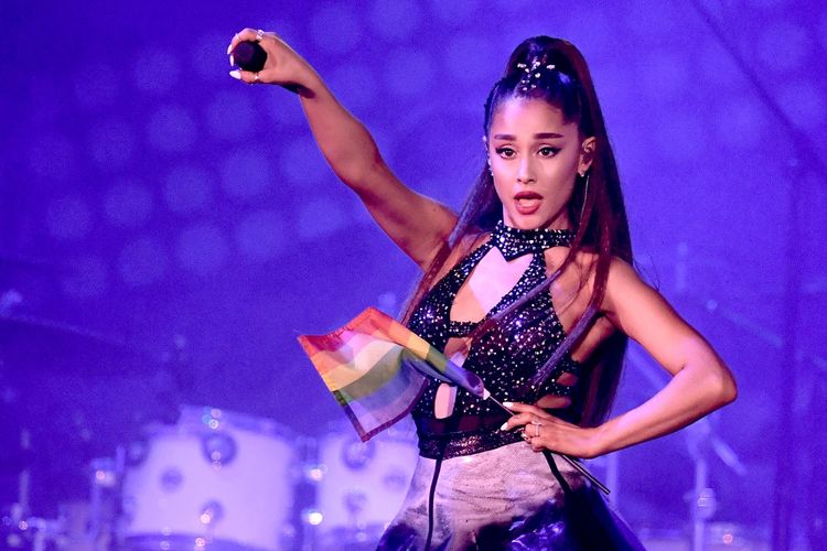Penyanyi Ariana Grande tampil di panggung 2018 iHeartRadio by AT&T di Banc of California Stadium, Los Angeles, California, pada 2 Juni 2018.