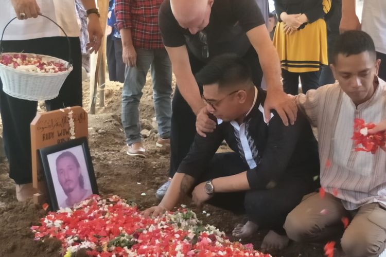 Suasana pemakaman aktor senior Rudy Wowor di TPU Pondok Rangon, Jakarta Timur, Sabtu (6/10/2018). 