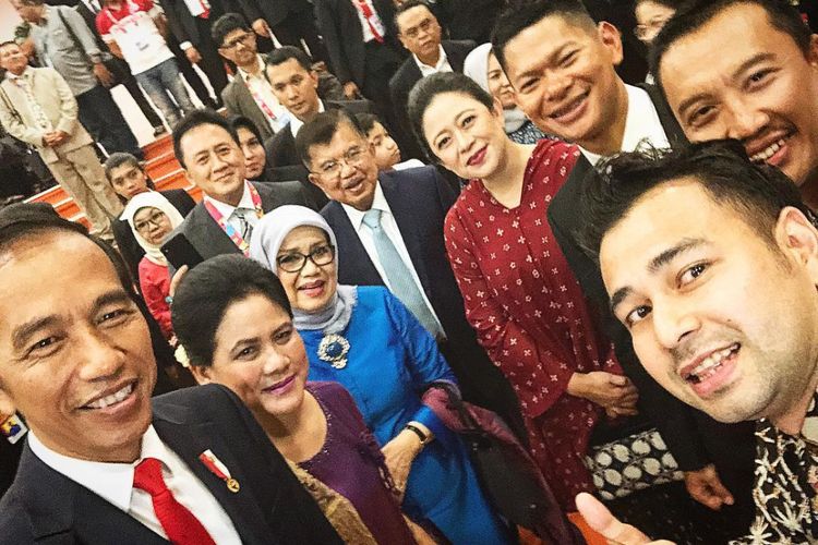Pembawa acara Raffi Ahmad (kanan bawah) berfoto bersama Presiden Joko Widodo dan Ibu Negara Iriana Widodo serta Wakil Presiden Jusuf Kalla dan Ibu Mufidah Kalla.