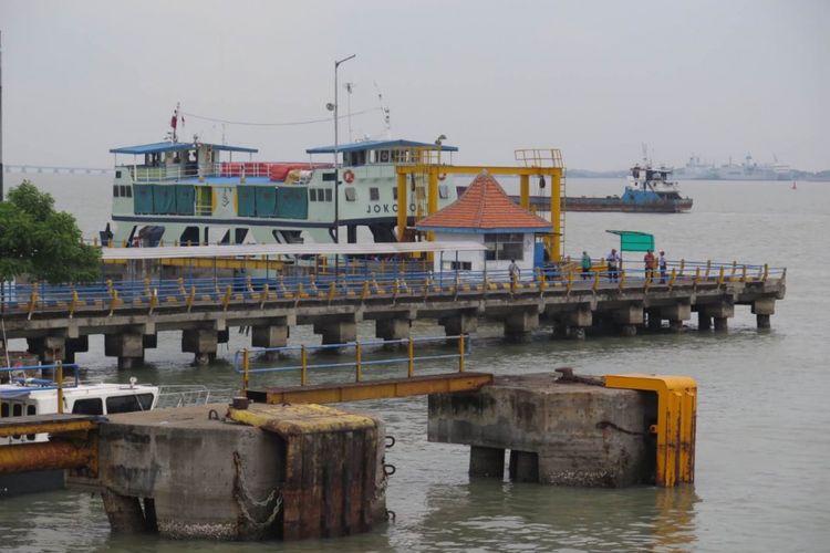 Rencana pembebasan biaya tol Suramadu membuat Pelabuhan Kamal tak jadi pilihan utama warga ketika menuju Surabaya.