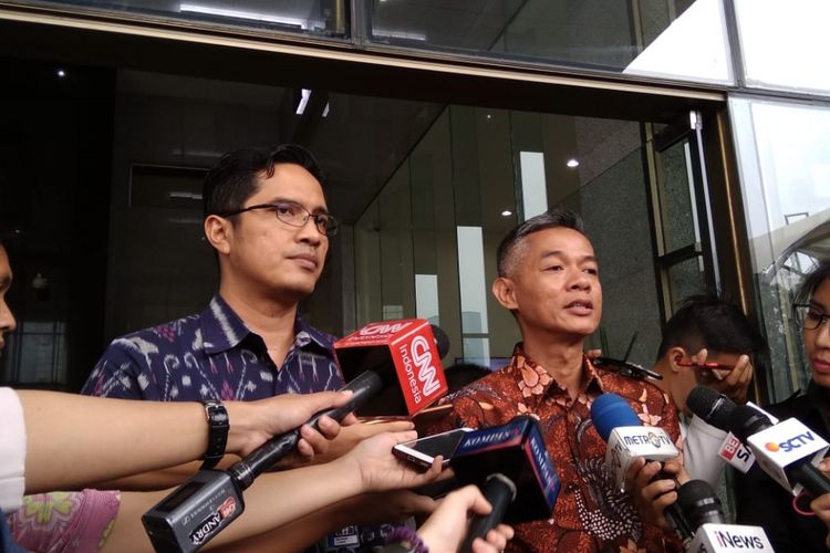 Juru Bicara KPK Febri Diansyah (kiri) dan Komisioner KPU Wahyu Setiawan (kanan) di Gedung Merah Putih KPK, Jakarta, Rabu (7/11/2018).