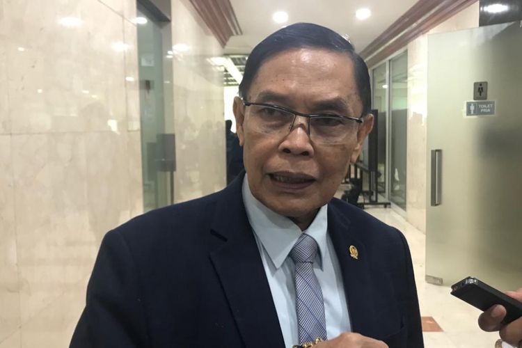 Wakil Ketua Komisi I DPR Asril Tanjung di Kompleks Parlemen, Senayan, Jakarta, Selasa (4/12/2018). 