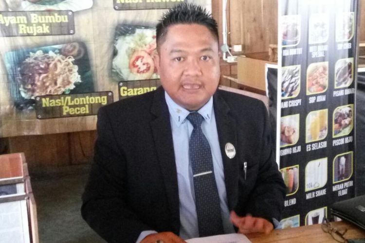 Kuasa hukum HS, Tommy Susanto saat memberikan penjelasan kepada awak media di Angkringan Radar, Sabtu (29/12/2018). HS adalah terduga pelaku pelecehan seksual kepada salah seorang mahasiswi UGM saat KKN UGM di Pulau Seram, Maluku, pertengahan 2017 lalu. 