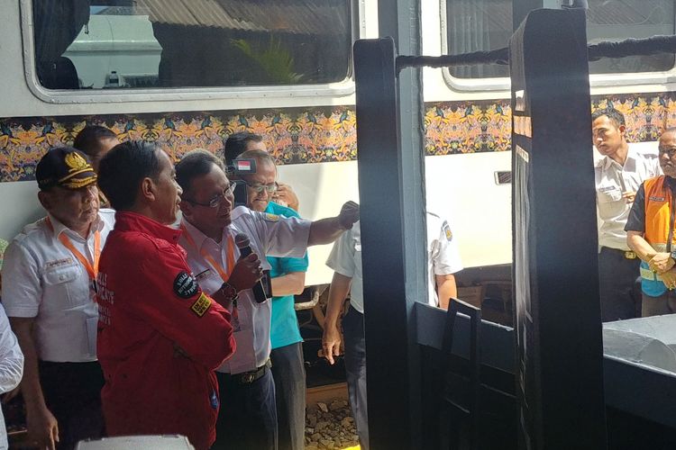 Presiden Joko Widodo tiba di Stasiun Cibatu, Garut, Jumat (18/1/2019).