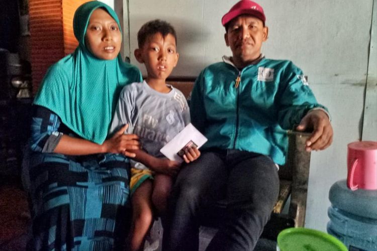 Fatta diapit kedua orang tuanya, Tutik dan Miswanto di kediamannya di Desa Coper, Kecamatan Jetis, Kabupaten Ponorogo.