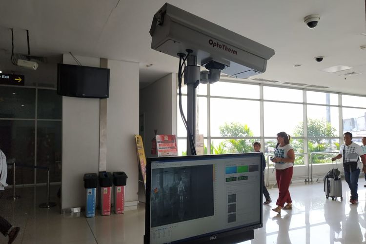 Alat thermal scanner di Terminal 2 Bandara Internasional Juanda Surabaya