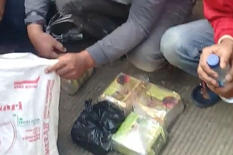 Pemilik toko kelontong diringkus lantaran jadi bandar narkoba yang ditarus dalam bungkus makanan dan karung di Pancoran Mas, Depok, Sabtu (23/3/2019)