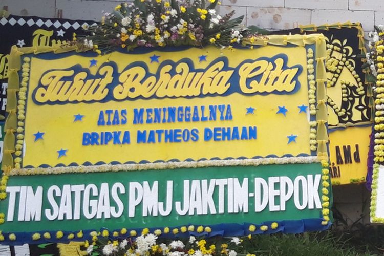 Karangan bunga di depan rumah Bripka Matheus, Jalan Masjid, Desa Ragajaya, Kabupaten Bogor, Rabu (2/1/2019). Bripka Matheus ditemukan tewas dengan luka tembak di TPU Pancoran Mas, Depok