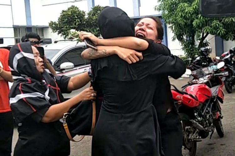 Perempuan berbaju hitam menangis histeris saat melayat jenazah Pretty Asmara di RS Pengayoman Cipinang, Jakarta Timur, Minggu (4/11/2018).