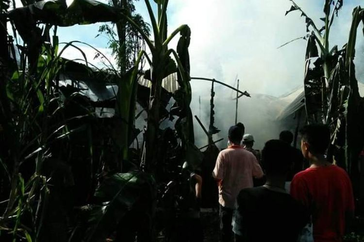 Rumah Ketua Badan Pengawas Pemilu (Bawaslu) Kabupaten Seram Bagian Timur (SBT), Maluku di Jalan Mufakat, Kota Bula hangus terbakar, Sabtu (16/2/2019)