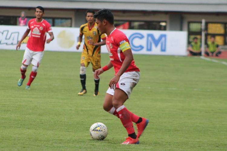 Persela mewaspadai pemain Semen Padang Irsyad Maulana saat keduanya bertemu di Stadion H. Agus Salim Padang, Selasa (20/8/2019) 