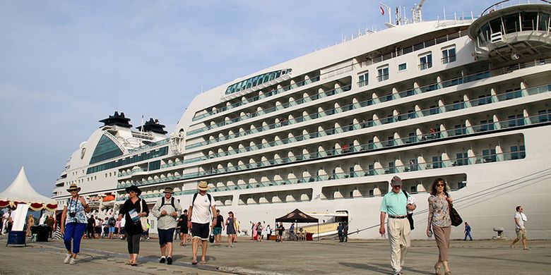 Kapal Pesiar wisata MS. Seabourn Encore berbendera Bahamas/Nasau singgah di Pelabuhan Teluk Sabang, Dermaga Container Terminal (CT) 3 yang berada di Gampong Kuta Timu, Sukakarya, Kota Sabang, Selasa (27/3/18). menempuh perjalanan dari Phuket. kapal Pesiar ini sebelumnya berlabuh dari Thailand dengan mengangkut 975 orang yang terdiri dari 552 Penumpang dan 423 kru kapal.