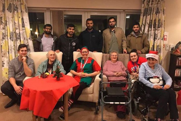 Komunitas pemuda muslim di Inggris, AMYA, menargetkan untuk bisa mengunjungi lebih dari 2.000 orang jompo di hari Natal tahun ini.