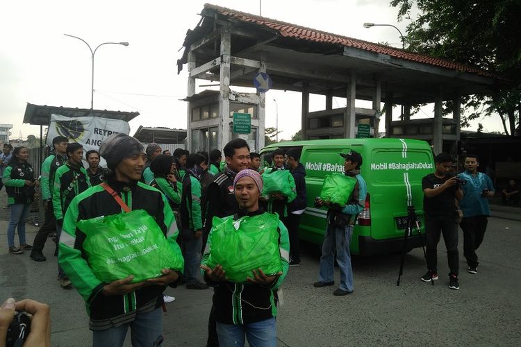 Sejumlah pengemudi ojek online membagikan takjil gratis kepada masyarakat umum dan pengendara di kawasan ITC Depok serta Stasiun Depok Baru, Senin (21/5/2018).