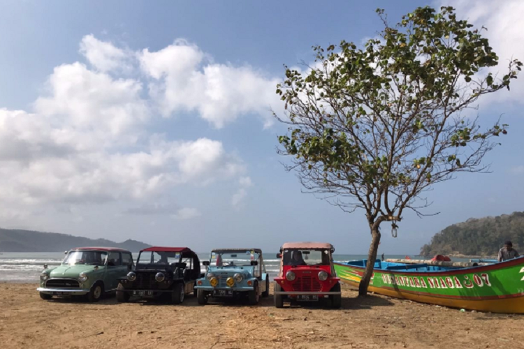 Mobil-mobil Mini lawas milik anggota Jakarta Morris Cliub (JMC) yang mengikuti touring Jakarta-Bali pada 17-20 Agustus 2018.