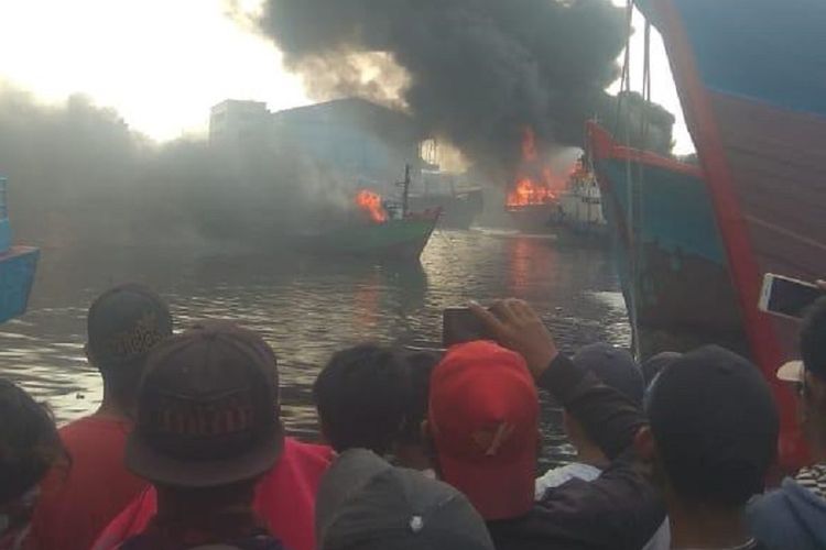 Tiga kapal nelayan terbakar di Pelabuhan Muara Baru, Jakarta Utara, Sabtu (23/2/2019) pukul 15.16 WIB. 