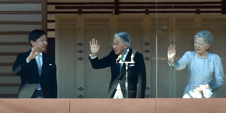 Kaisar Jepang, Akihito (tengah) didampingi Permaisuri Michiko (kanan) dan Putra Mahkota Naruhito, menyapa pendukungnya saat menyampaikan pidato tahun baru di Istana Kekaisaran di Tokyo, Rabu (2/1/2019).