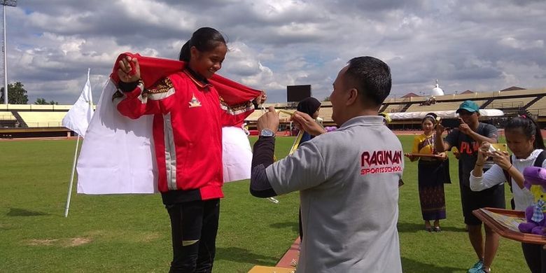 Atlet SKO Ragunan Dina Aulia sukses menorehkan prestasi tertinggi di pentas 22th Thailand Sports School Khon Kaen Games 2019 saat menjadi pelari tercepat saat tampil di 100 m gawang putri dengan catatan waktu 14.34 detik.