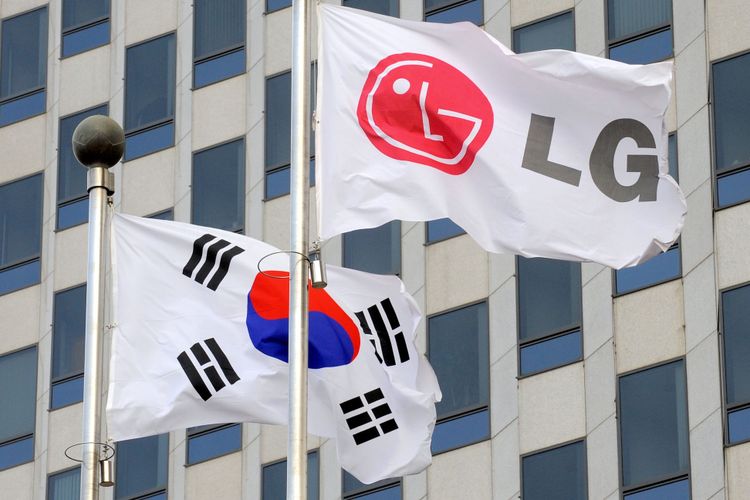 Bendera logo perusahaan teknologi LG dan bendera negara Korea Selatan berkibar