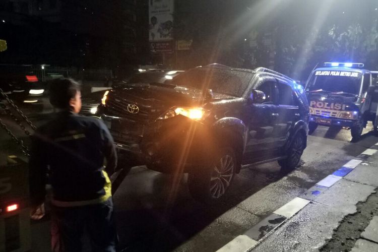 Toyota Fortuner yang diduga milik Setya Novanto lagi diderek dan sempat dihentikan polisi di jalan, Kamis (16/11/2017).
