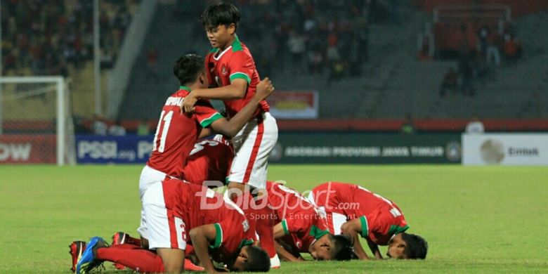 Pemain timnas U-16 Indonesia melakukan selebrasi gol pada laga melawan Filipina pada Piala AFF U-16, minggu (29/7/2018).