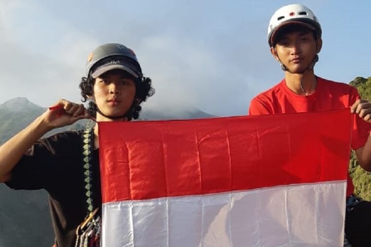 Pemanjat dari Mapala UI mengibarkan bendera Merah Putih di Tebing Sumbing, Gunung Kelud, Jawa Timur.