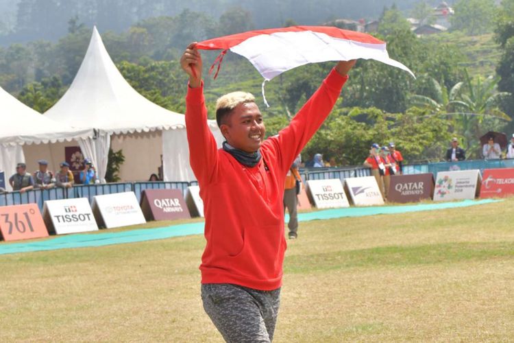 Atlet Paralayang Jafro Megawanto saat berhasil meraih emas dalam paralayang individu nomor ketepatan mendarat, di Cisarua Bogor, Jawa Barat, Kamis (23/8/2018).