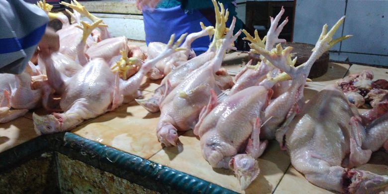 Harga daging ayam Rp 35.00 per ekor mendominasi kenaikan harga pangan awal Juni 2017 di Jakarta, Minggu (4/6/2017).