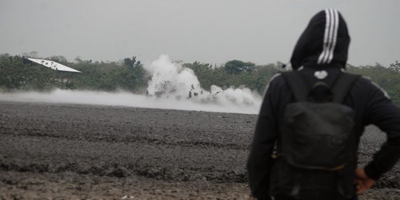 Pengunjung menyaksikan fenomena letupan lumpur di obyek wisata Bledug Kuwu di Desa Kuwu, Kecamatan Kradenan, Kabupaten Grobogan, Jawa Tengah, Jumat (14/7/2017). Secara geologi apa yang terjadi pada Bledug Kuwu adalah suatu proses alam yang disebut fenomena Gunung Api Lumpur (Mud Volcanoes). Sementara mitologi masyarakat setempat menyebut jika fenomena Bledug Kuwu terjadi karena adanya lubang yang menghubungkan tempat itu dengan Laut Selatan. Konon lubang itu adalah jalan pulang Jaka Linglung dari laut selatan menuju kerajaan Medang Kamulan setelah berhasil mengalahkan Prabu Dewata Cengkar. Jaka Linglung yang merupakan putra Ajisaka diutusnya membunuh Prabu Dewata Cengkar yang telah berubah menjadi buaya putih di Laut Selatan. Jaka Linglung berjalan di perut bumi lantaran ia bisa berubah wujud menjadi ular naga.