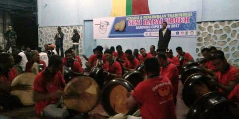Tim tari rapai uroh berlatih jelang penampilan pada Gampong Expo Lhokseumawe di Pusat Kuliner Lhokseumawe, Aceh, Sabtu (19/8/2017) malam.