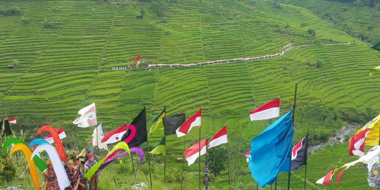 Ratusan bendera kreasi para seniman tertancap di bukit Tuk Ndero, Desa Gerdu, Kecamatan Karangpadan, Kabupaten Karanganyar, Jawa Tengah, Sabtu (30/12/2017).