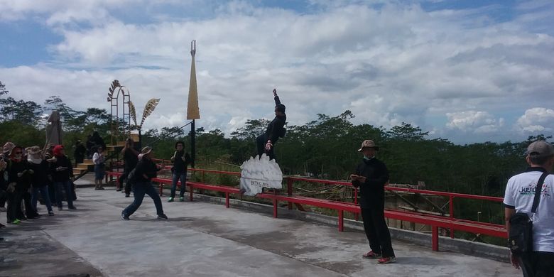 The Lost World Castel di Kepuharjo, Cangkringan, Kabupaten Sleman, DI Yogyakarta. Tempat wisata ini menjual keindahan alam di lereng Gunung Merapi dipadu dengan fasilitas untuk foto selfie.