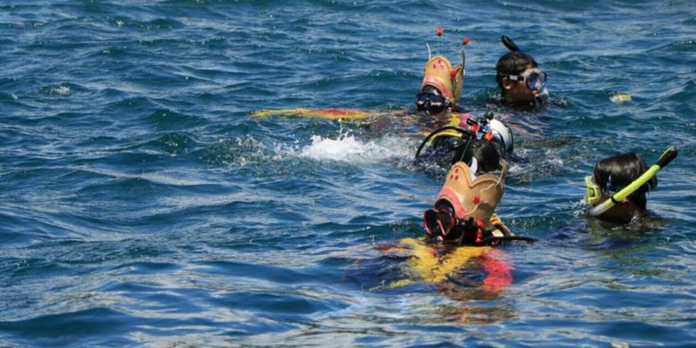 Penyelam yang menggunakan kostum Gandrung akan menari di bawah air, Rabu (4/4/2018).