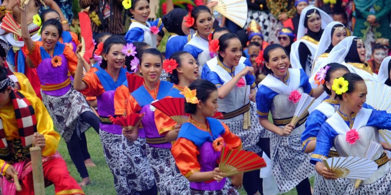 Tari kolosal berjudul Babad Tanah Mantyasih ini menjadi bagian prosesi Grebeg Gethuk pada puncak perayaan HUT ke-1.112 Kota Magelang, Jawa Tengah, Minggu (15/4/2018).